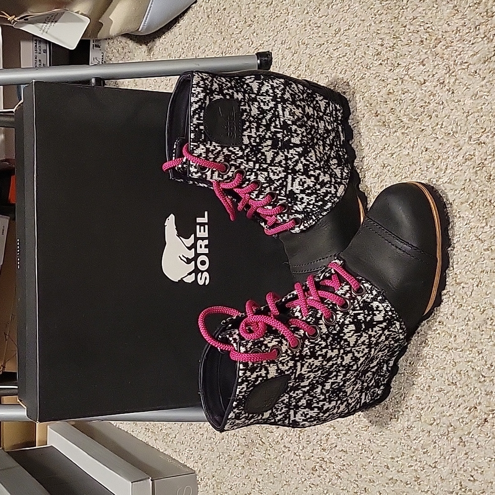 Like New, SOREL PDX Wedge Boot, size 6
